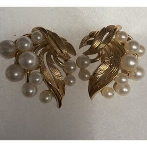 Vintage Crown Trifari 1960's Gold-tone Faux Pearl Clip On Earrings